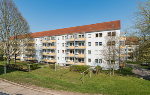 Foto - 4-Raum Wohnung in zentraler Lage - Verkehrsanbindung an öffentlichen Nahverkehr, Schule, Einkaufen, Pflegedienst, Bäcker... - alles fußläufig erreichbar!