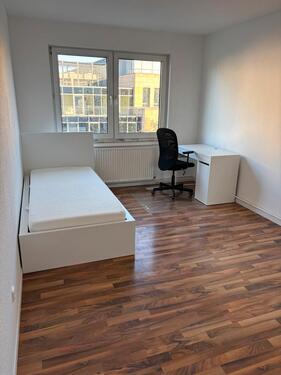 Foto - Teilmöblierte WG-geeignete 4-Zimmer-Wohnung in Rheinufernähe