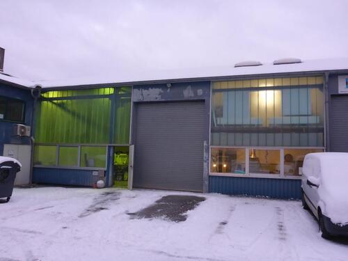 Foto - Gewerbeeinheit. Lager mit klimatisierten Büro und Sozialräumen