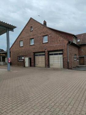 Foto - Lager mit 2 Sektionaltoren, Werkstatt und Aufenthaltsraum!