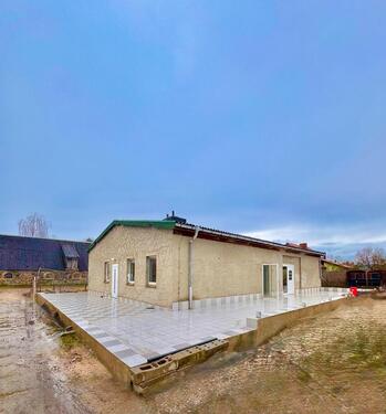 Foto - Haus mit großem Grundstück und Zwei Hallen