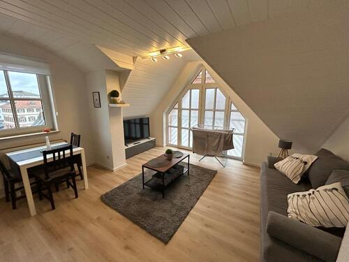 Foto - Voll ausgestattete 1-Zimmer-Dachgeschosswohnung zentrale Lage