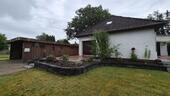 Foto - Walmdachbungalow mit Carport in grüner Wohnlage