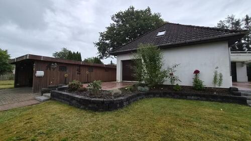 Foto - Walmdachbungalow mit Carport in grüner Wohnlage