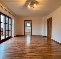 Schöne und gepflegte 4 Zimmer Wohnung mit Balkon in Egweil