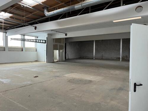 Foto - Lagerhalle 800qm Hildesheim - 2.400,00&nbsp;EUR Kaltmiete, ca.&nbsp; 3,00&nbsp;m&sup2;