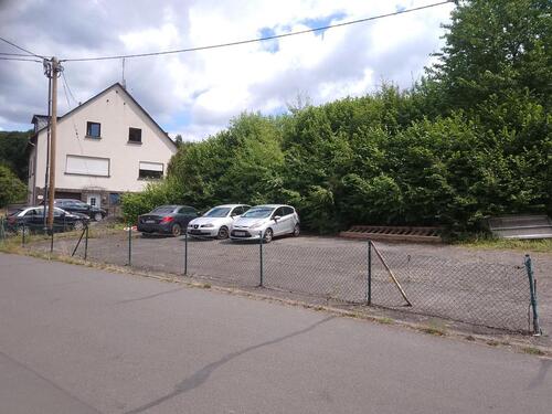 Foto - Asphaltierter Stellplatz für Wohnmobile, Wohnwagen, Boote etc.
