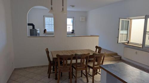 Foto - 4-Zimmer-Wohnung mit eigenem Eingang und Hofbereich !