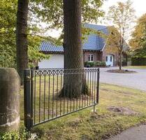 Freistehendes Einfamilienhaus mit Doppelgarage & großem Garten – - Verl