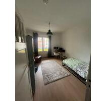 Spacious room with balcony:) in apartment (private room) - Berlin Neukölln