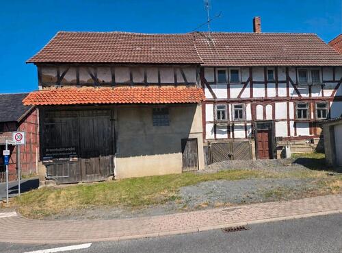 Foto - Scheune, zwei Garagen, Garten u. renovierungsbedürftiges Wohnhaus