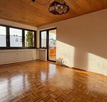 Helle 3-Zimmer-ETW mit Loggia, Eichenparkett & gepflegter WEG - Amberg