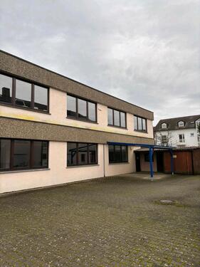 Foto - Industrie-, Lager- oder Handwerkerhalle ebenerdig mit Rolltor