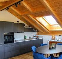 Großzügige 2-Zimmer-DG-Wohnung mit Einbauküche und großem Balkon - Fischbachau