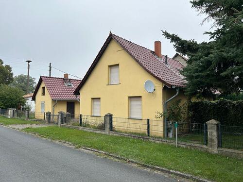 Foto - Kleines Grundstück mit Nebengelass und Einfamilienhaus