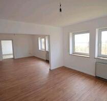 Schicke und helle 4-Zimmer-Wohnung mit 2 Balkonen in Wirsberg - Neuenmarkt