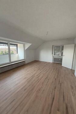 Foto - Frisch renovierte 3-Zimmer-Dachgeschosswohnung mit Balkon