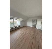 Frisch renovierte 3-Zimmer-Dachgeschosswohnung mit Balkon - Bad Salzuflen Ehrsen-Breden