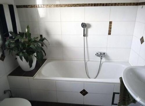 Foto - Helle 3-Zimmer-DG-Wohnung (ca.84 m²) mit Balkon und großen Garten