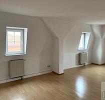Großzügige 2-Raum-Wohnung im Dachgeschoss3. OG auf der Bahnhofstraße zu vermieten! - Bautzen