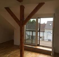 00503 Wohnen mit Charme und Ruhe: Lichtdurchflutete Dachgeschosswohnung mit Balkon, Gartenmitnutzung und 2 Stellplätzen in Bad Staffelstein - Ebensfeld