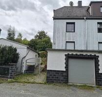 Doppelhaushälfte mit Garten, 2 Garagen & Werkstatt in Elsterberg