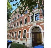 Zentrumsnahe DACHGESCHOSS-2-Raum-Wohnung mit Tageslichtbad und Balkon! - Chemnitz
