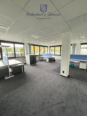 Foto - Modernes Bürogebäude im Gewerbegebiet Untertürkheimer Straße