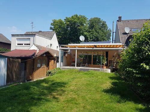 Foto - Kernsanierter Luxus-Bungalow: EBK, Terrasse, Garten, 2 Parkplätze