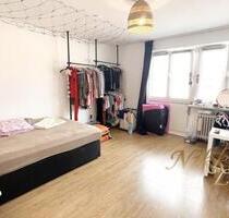 möbliertes WG-Zimmer mit Gemeinschaftsraum, Einbauküche. - München Moosach