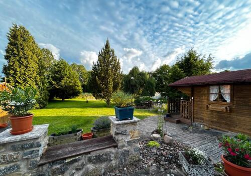 Foto - Kleines Zweifamilienhaus mit großem Grundstück