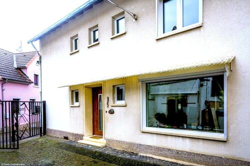 Foto - Einfamilienhaus zur Miete, mit Balkon und Hofbenutzung