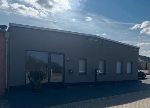 Foto - Gewerbehalle mit Büro und Grundstück