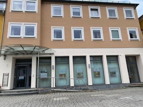 Foto - Vollmöbeliertes Büro mit Schaufenster Front