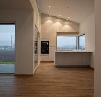 !Erstbezug! Kompaktes Traumhaus mit EBK, PV, Carport, Garten - Römhild