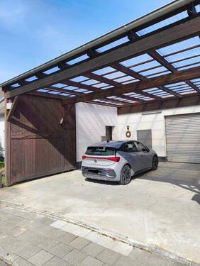 Foto - Frisch saniertes Einfamilienhaus mit großer Halle und Carport