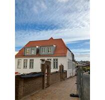 Schöne modernisierte 2-Zimmer-Dachgeschosswohnung mit Einbauküche in Flensburg