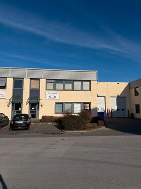 Foto - Moderne Lagerhalle mit Büroflächen und Stellplätzen Neuss