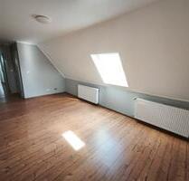 Komplett renovierte DG 2-Zimmer-Wohnung im Zentrum von Bunde