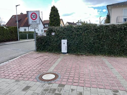 Foto - breiter Stellplatz mit Elektro-Lademöglichkeit zu vermieten