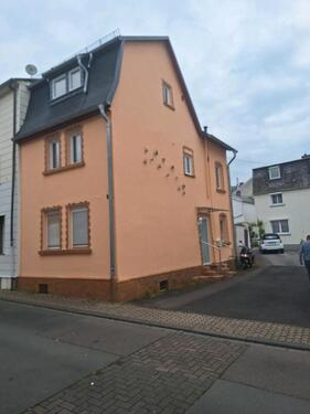 Foto - Kleines Haus mit Nebengebäude und Garage als Kapitalanlage
