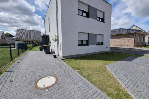 Foto - Modernes freistehendes Einfamilienhaus, familienfreundliche Lage