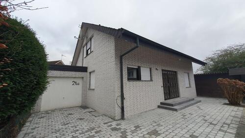 Foto - Freistehendes Einfamilienhaus zu vermieten, 152m², Garten, Garage