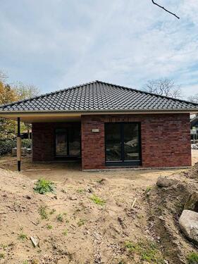 Foto - Erstbezug: Moderner Neubau-Winkelbungalow mit Carport