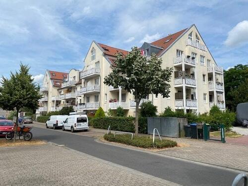 Foto - ab 15.05. * Helle 2 Zi.-Whg. im DG mit EBK, Balkon, Laminat, Bad mit Wanne, Tiefgarage *