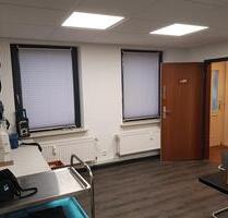 Büro-Gewerbe+2 oder mehr Garagen+Parken an B76,Waldwiesenkreisel - Molfsee