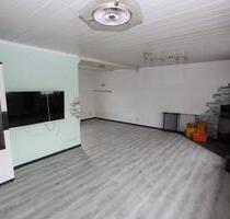 Wölfersheim: Charmante Maisonette-Wohnung mit Reihenhauscharakter - Kamin & moderne Einbauküche