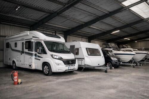 Foto - Wohnmobil Wohnwagen Boote Stellplatz überdacht Hallenstellplatz