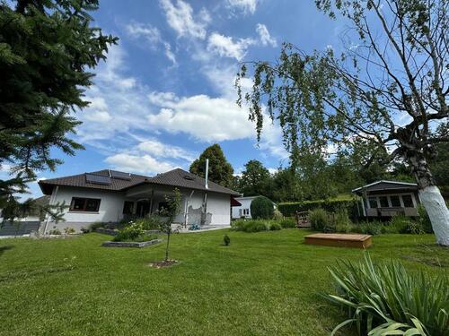 Foto - Stilvoll modernisierter Winkelbungalow mit parkähnlicher Gartenan