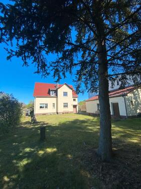 Foto - Haus mit großem Garten und Garage